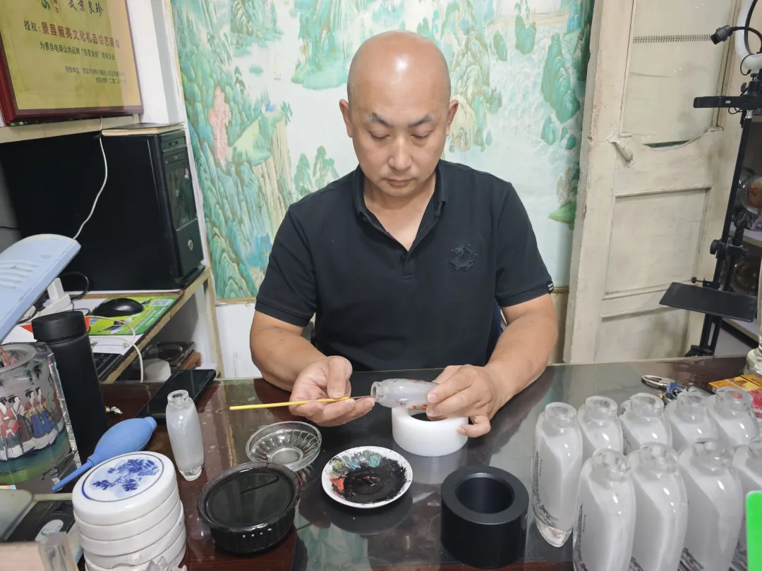 【景县特色产业】寸壶藏万象，指尖筑乾坤，景州内画的传承人代表人隽永亮